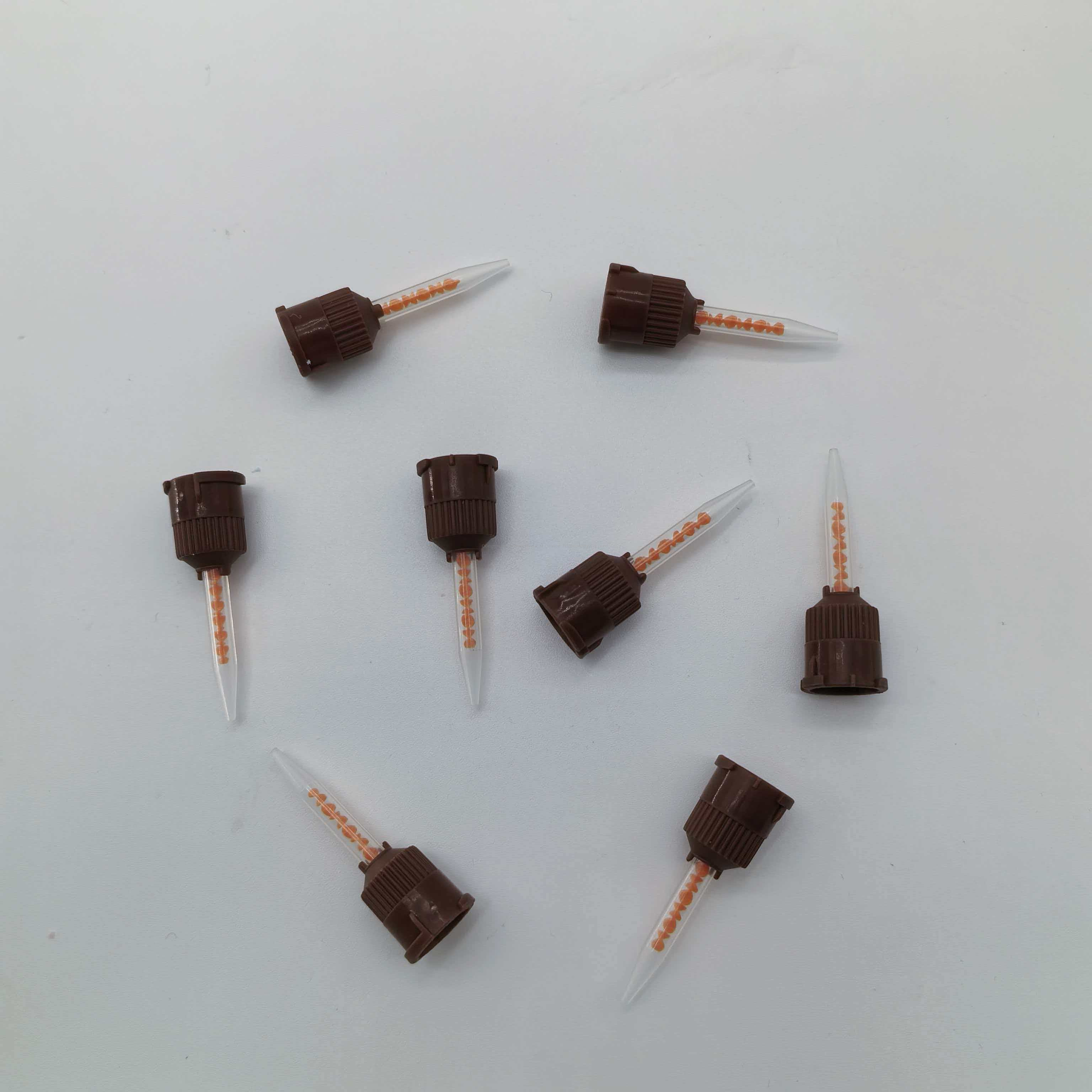 تستخدم العيادة ناقلًا للأسنان متعدد الوظائف ومضادًا للتنقيط ومخرجًا مستقرًا لتطبيق الأدوية عن طريق الفم